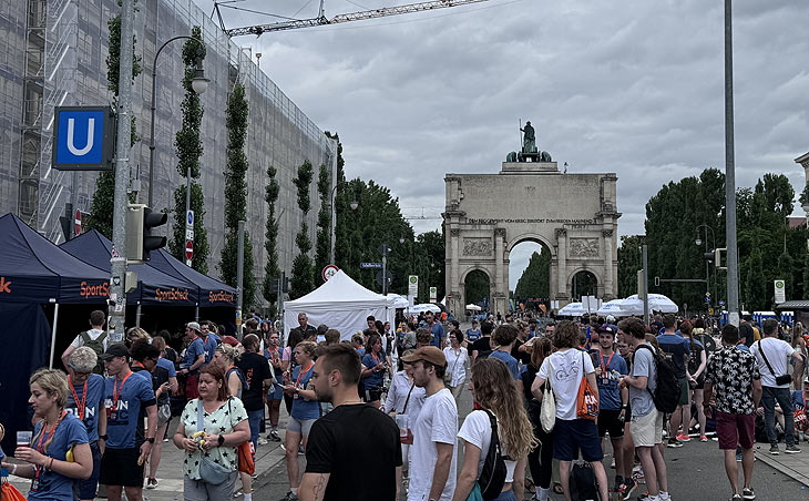 RUNMUC München 2024 SportScheck Stadtlauf: Treffpunkt der Läufer und Läüferinnen vor dem Siegestor Richtung Münchner Freiheit (©Foto:Martin Schmitz)
